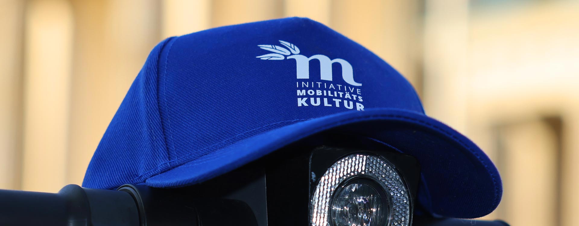 Logodesign for the MOBILITY CULTURE INITIATIVE - in German Initiaive Mobilit&aumltskultur. The Logo closeup on a basecap.