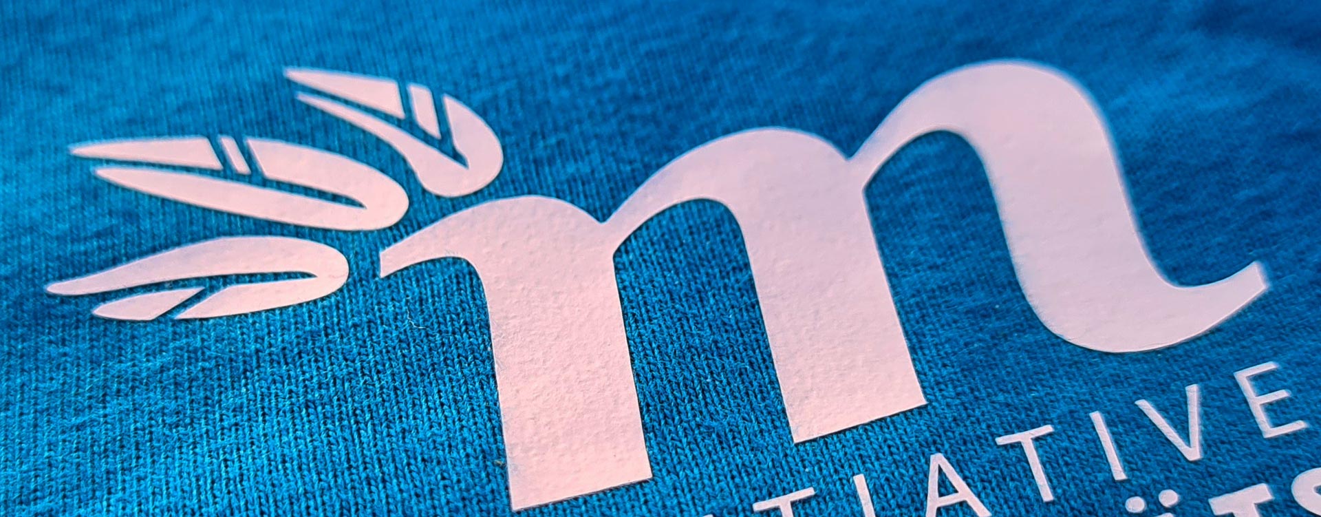 Logodesign for the MOBILITY CULTURE INITIATIVE - in German Initiaive Mobilit&auml;tskultur. The Logo closeup on a shirt