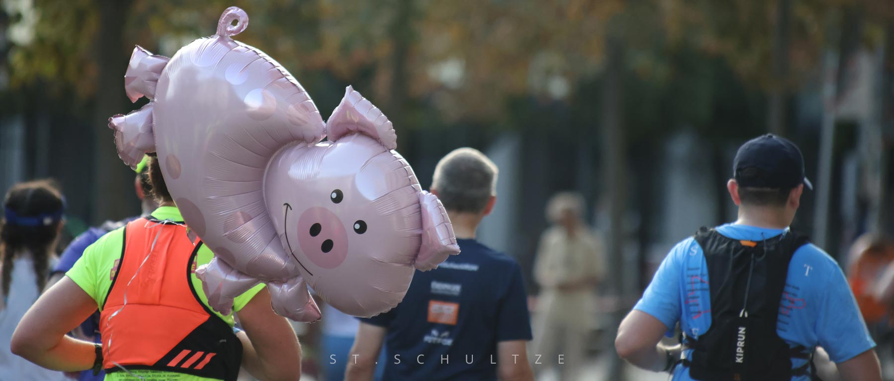 Running moment at the Berlin Marathon – PHOTOGRAPHY by Stefan Schultze. runners, smile, pig