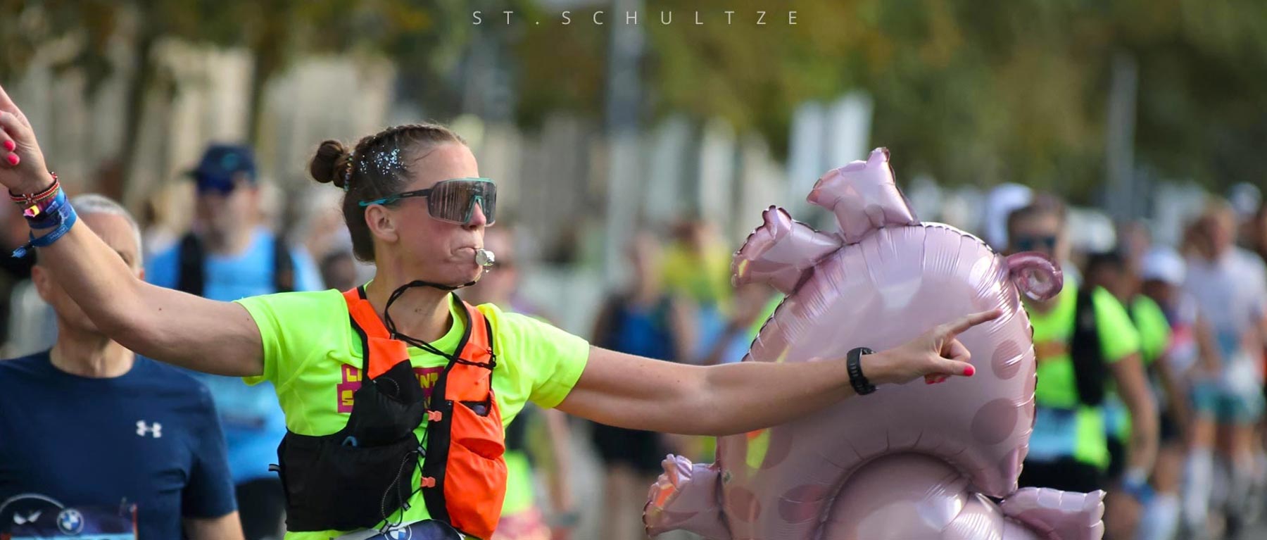 Running moment at the Berlin Marathon – PHOTOGRAPHY by Stefan Schultze. runners, smile, pig