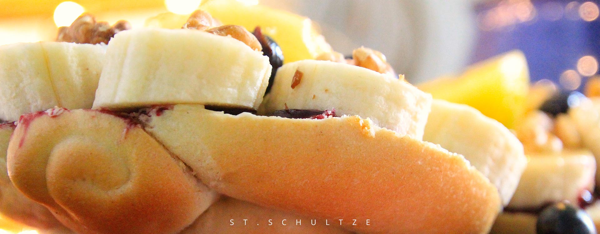Breakfast roll, snack, fruehstueck, fruehstuecksbroetchen, jam, banana roll with jam, berries and walnuts – PHOTOGRAPHY by Stefan Schultze.