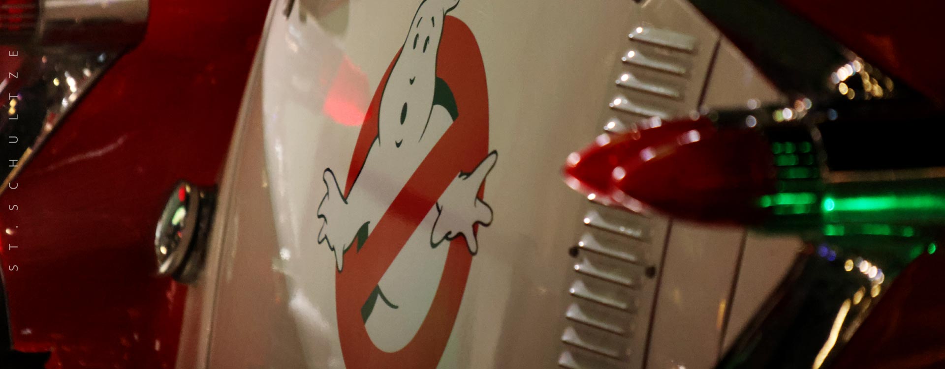A moment next to the iconic Ghostbusters car known from the first movie. POS Marketing creating jobs at its best at a movie premiere. And smiling people anywhere. PHOTOGRAPHY by St.Schultze.