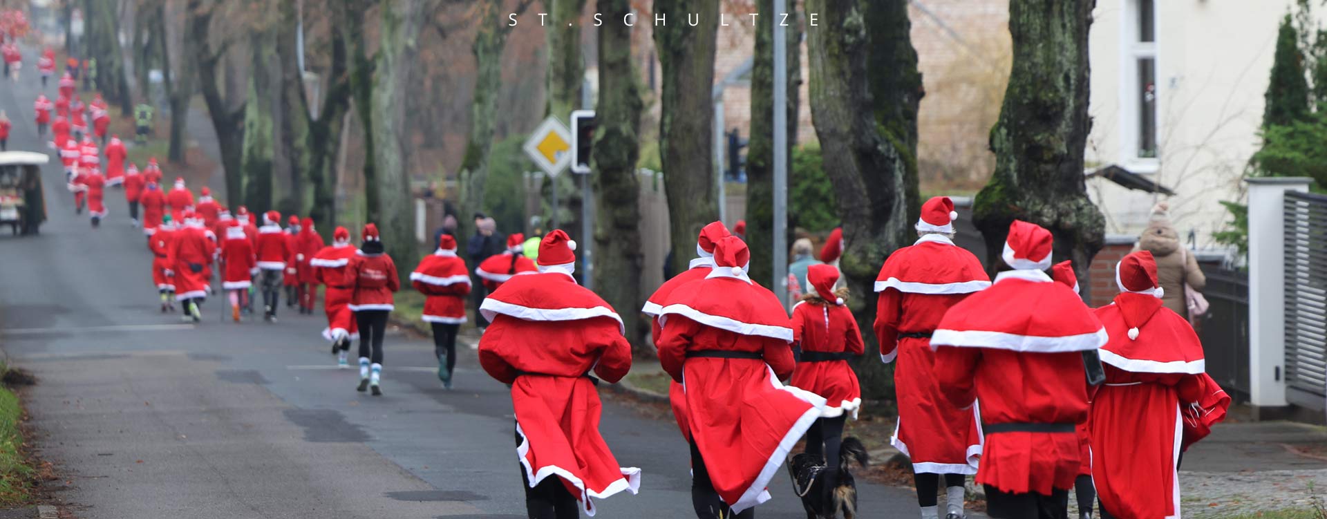 Running momen: a St. Nicolaus run in Germany - a thousand runners going cosplay before christmas – PHOTOGRAPHY by Stefan Schultze. runners, smile, cosplay, SPORT PHOTOGRAPHY by Stefan Schultze