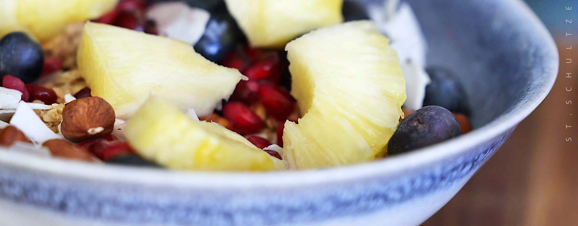 breakfastbowl, breakfastlove, fitfood, healthy food, fruitbowl, superfoods, blueberries, nuts, pineapple, coconut, foodphotography, cooking, breakfast, delicious, yummy, lecker, Foodfotografie, foodphotography, fit, fitfood, healthy food