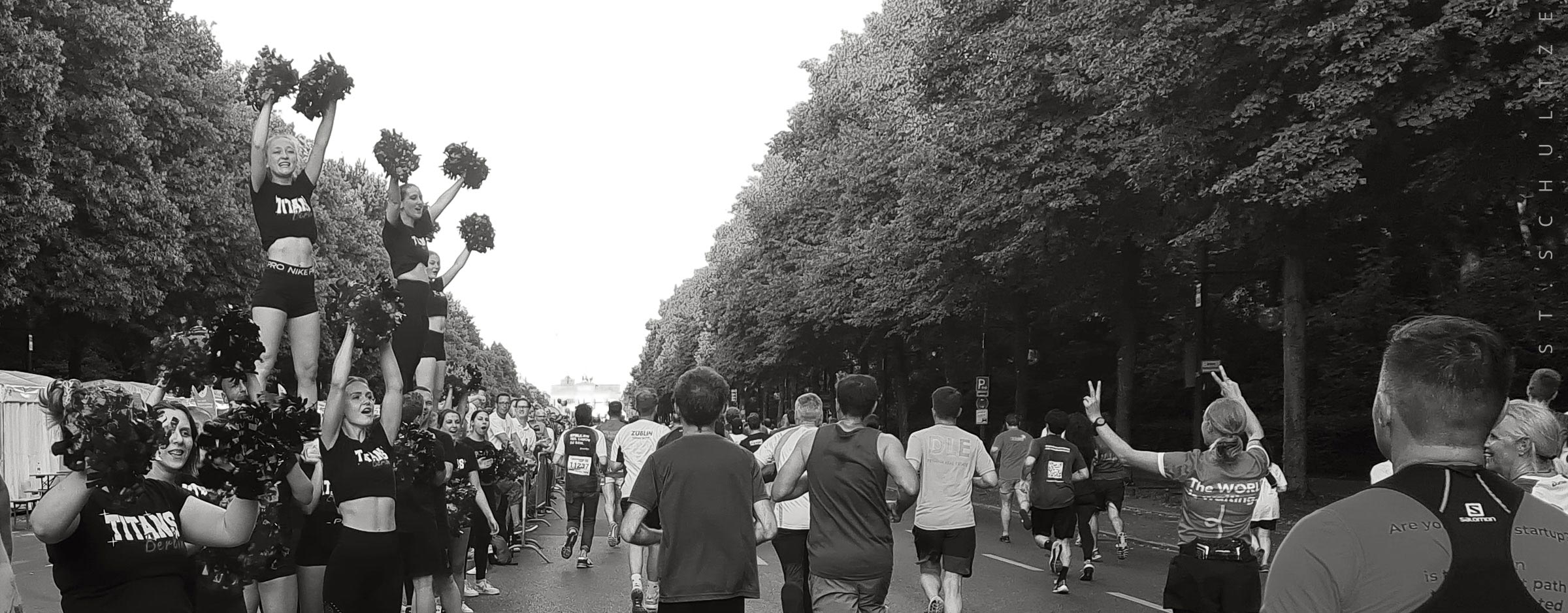 cheerleading, cheerleader, berlin cheerleading, running, runners life, smile, Running moment at a Berlin minimarathon – in the middle of running PHOTOGRAPHY by Stefan Schultze. :) runners, smile