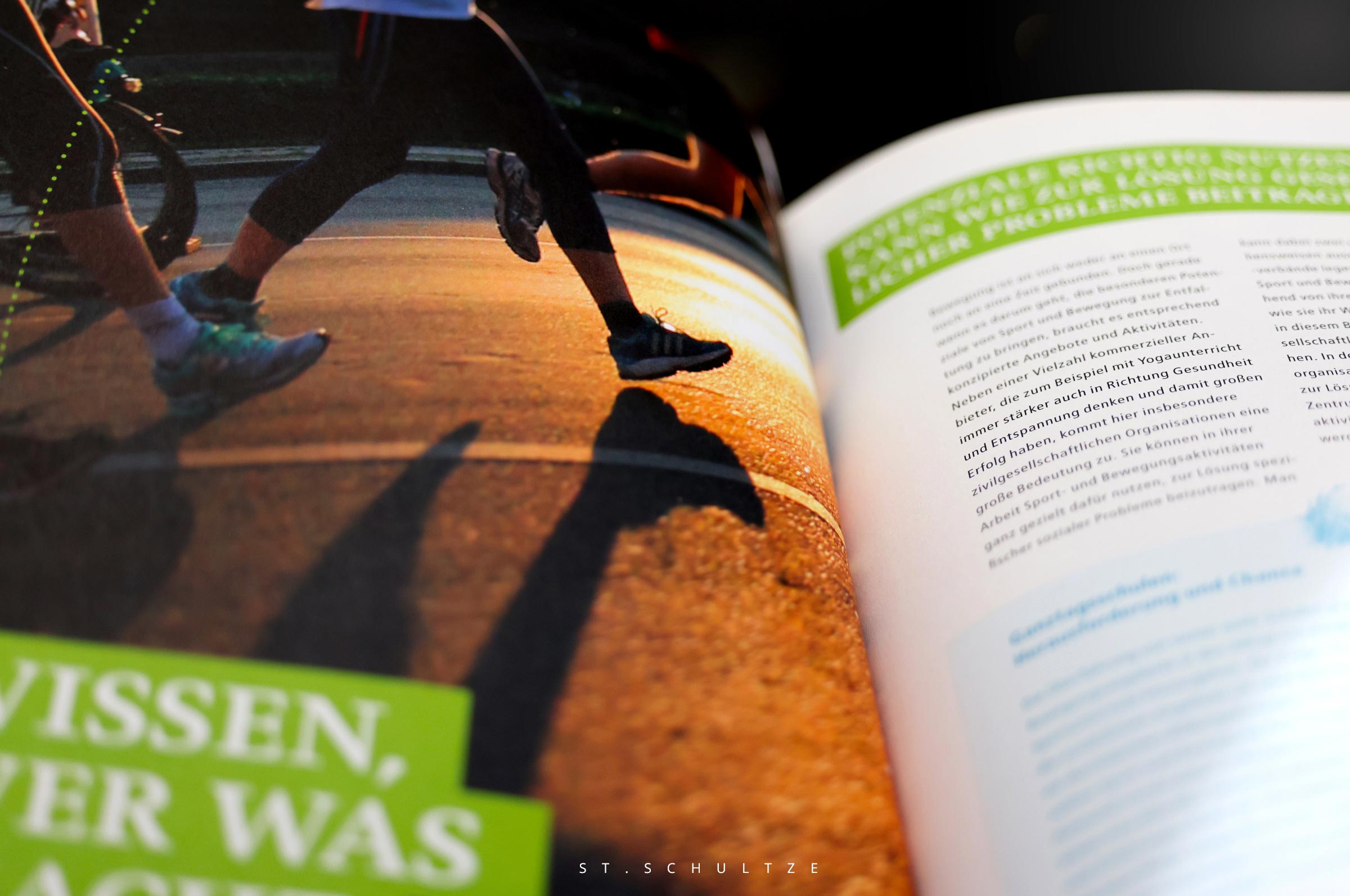 From a publication supported by DIRK NOWITZKI FOUNDATION on impactful sports projects. The Legend himself later hold an XXL sign for press photos that I gave into production. THIS: I was taking part in a running event in Berlin and took photos along the way. – PHOTOGRAPHY by Stefan Schultze. runners, smile, pig