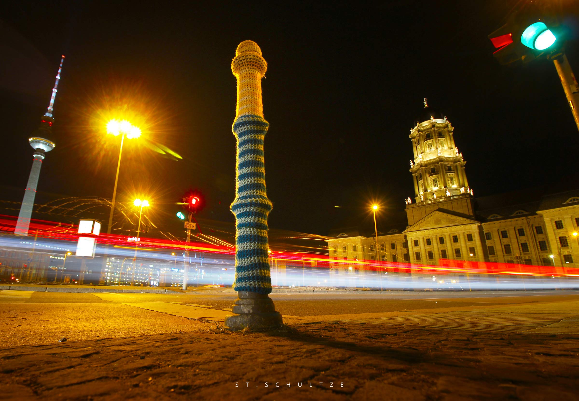 knitting, fashion, style, urban streetart, funny moment, berlincity, berlin, iconic photography by Stefan Schultze