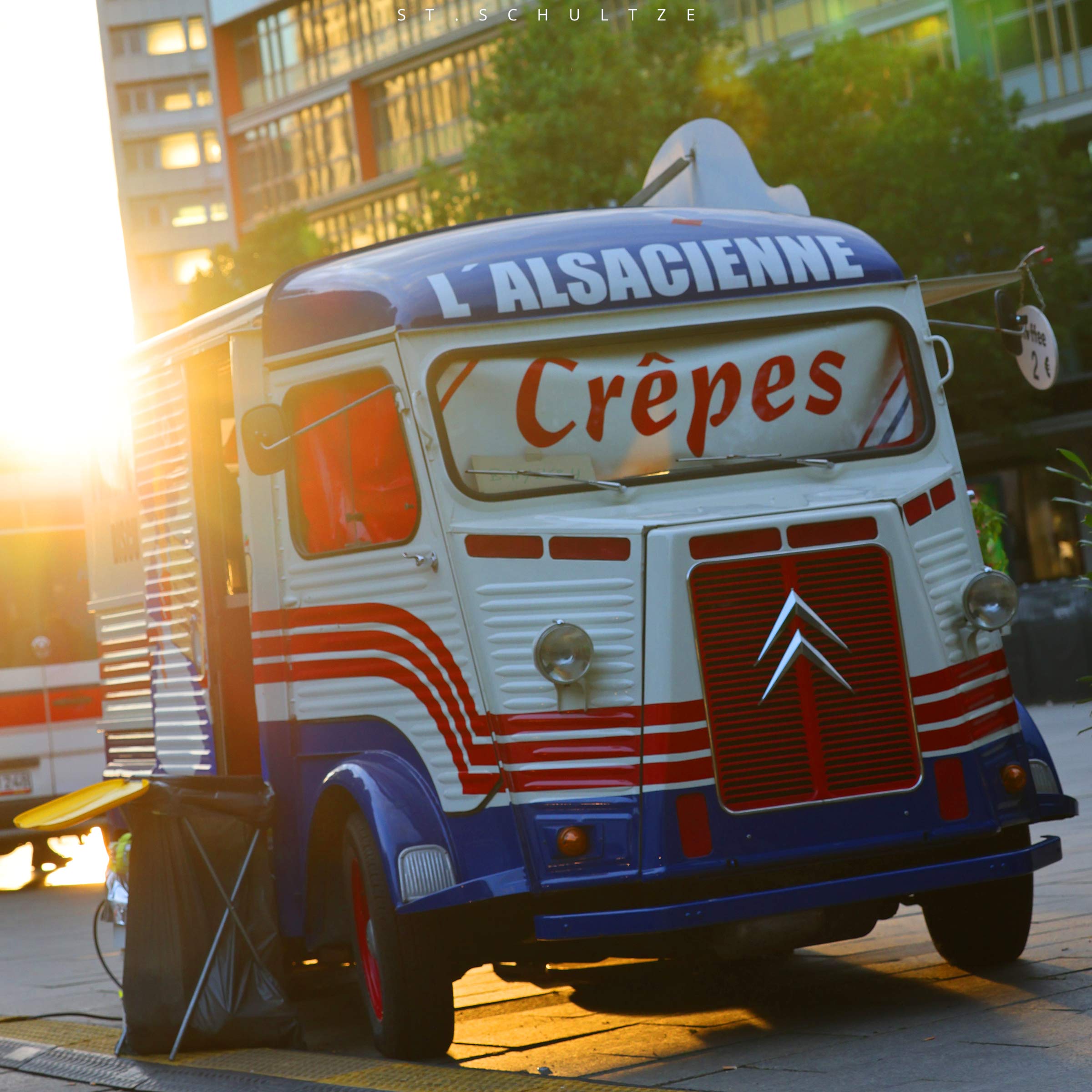 Foodtruck, crepes, eierkuchen, oldtimer vintage car, Berlin oldtimer, mobility, car photography. iconic summervibes photography by Stefan Schultze