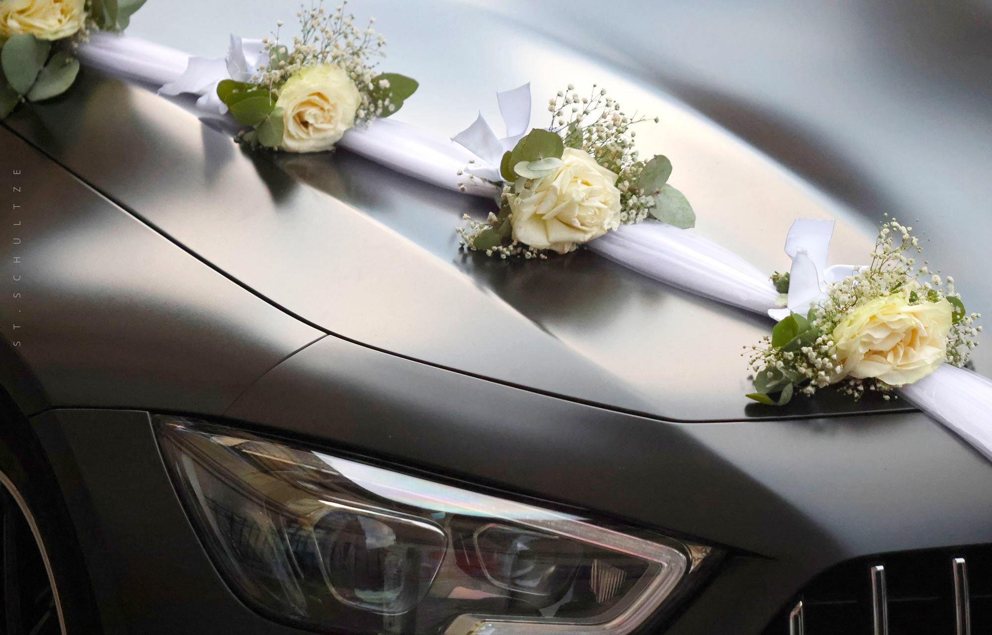 hochzeitswagen, hochzeitsauto, automotive, vintage car, wedding photography, flower bouquet, flowers, Photography by St.Schultze, pferde, pferdeschmuck, pferde styling, animal photography, poetic photography